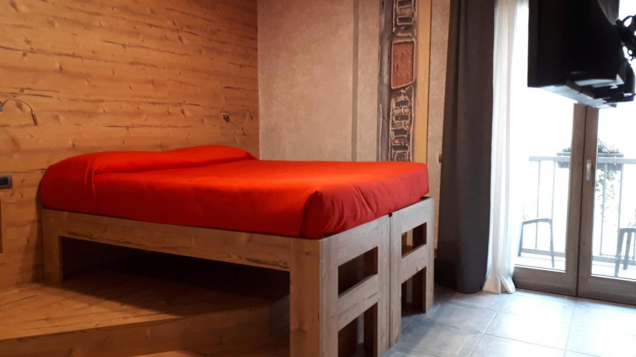 Hotel Bed & Rooms , Corte Rossa -1 Min Walk To Bernina Express Tirano Exterior foto