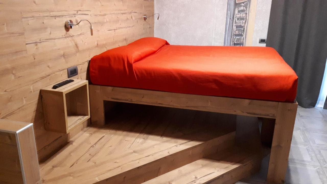 Hotel Bed & Rooms , Corte Rossa -1 Min Walk To Bernina Express Tirano Exterior foto