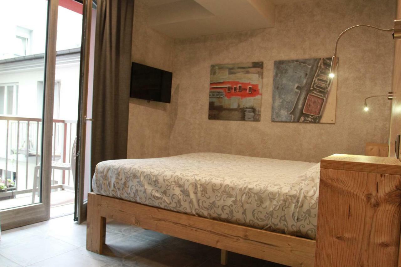 Hotel Bed & Rooms , Corte Rossa -1 Min Walk To Bernina Express Tirano Exterior foto
